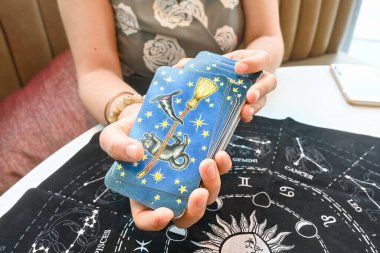 Tarot okuyucu tarot karıştırır ve tarot okumak için kartları dağıtır. Sezgi tarot okuma, ruhani kehanet falcılık. Psikoloji danışmanı..