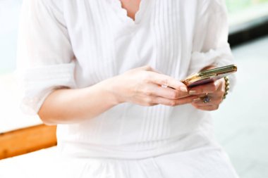 Akıllı telefon kullanan, çevrimiçi çalışan, alışveriş yapan, araştırma yapan ya da sosyal medya konsepti olan hippi kadının arkadaşlarına mesaj yazdığı yakın plan görüntüsü..