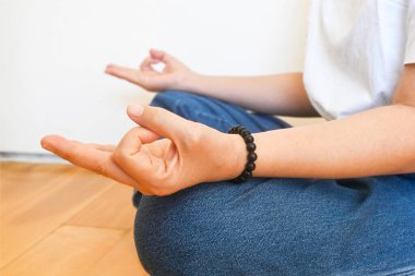 Ruhani meditasyon yapan, dua eden, zihinsel sağlık hizmeti veren, kutsal uzay günlük rutin ayinlerinde ruhani yeni çağ yaşam tarzı uygulayan bir kadın. Eğitim güç kilidini açar bilinçaltı.