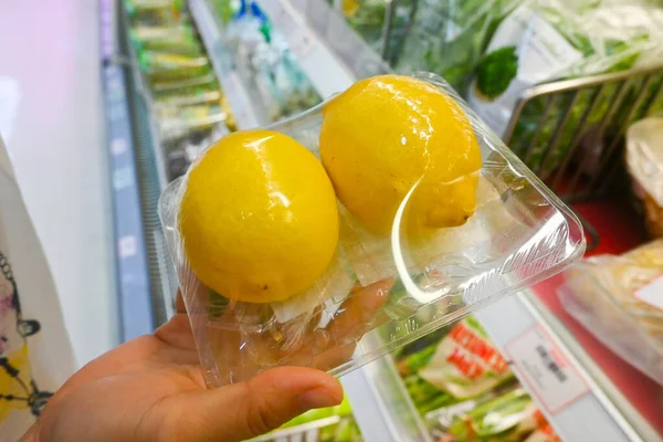 食料品店やスーパーでレモンを買う幸せ 食料品店 消費者と人々の概念 — ストック写真