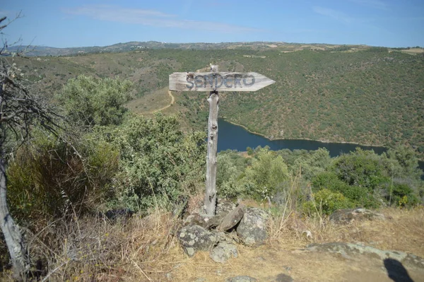 Mirador de las Escaleras yakınlarındaki patika tabelası, Fermoselle, İspanya