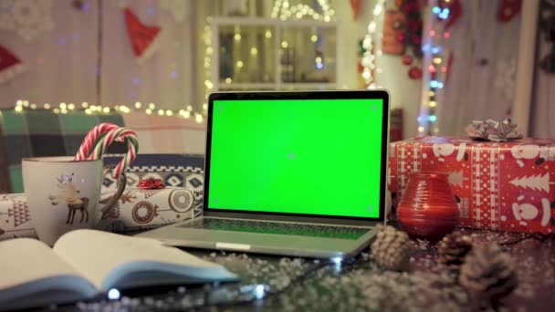 クリスマスの職場で緑の画面を持つノートパソコン クリスマスの時間 休日やお祝いの概念 2023年新年 高品質4K映像 — ストック動画