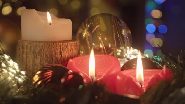ガーランドを背景にクリスマスキャンドルを燃やす 新年とクリスマスのお祝い そうだ 高品質4K映像 — ストック動画