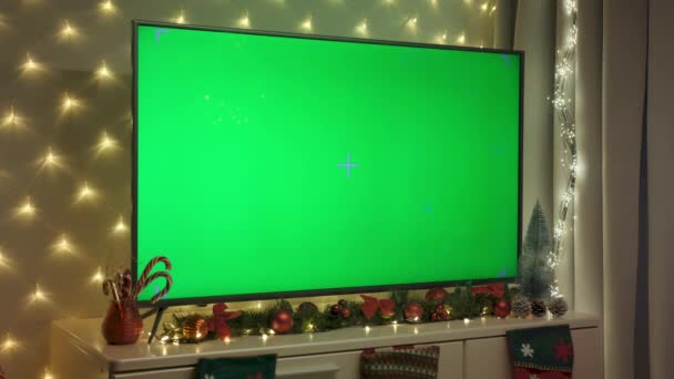テーブルの上に緑の画面で構成クリスマステレビ クリスマス時間高品質4K映像 — ストック動画