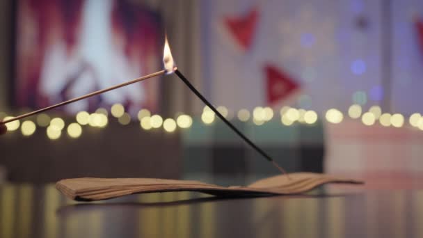 Людина Запалює Ладан Палицею Перед Різдвяними Прикрасами Високоякісні Кадри — стокове відео