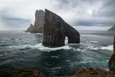 Faroe Adaları 'ndaki Drangarnir ve Tindholmur