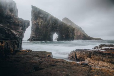 Faroe Adaları 'ndaki Drangarnir ve Tindholmur