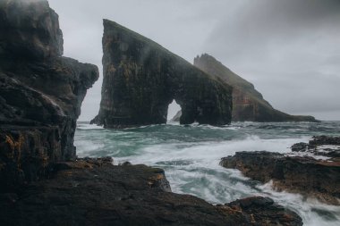 Faroe Adaları 'ndaki Drangarnir ve Tindholmur