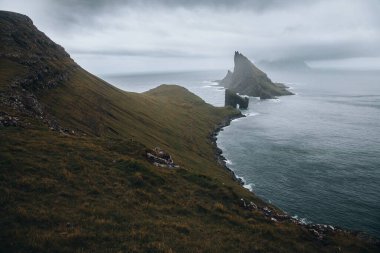 Faroe Adaları 'ndaki Drangarnir ve Tindholmur