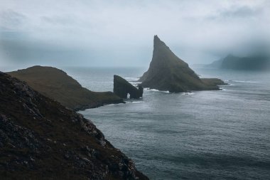 Faroe Adaları 'ndaki Drangarnir ve Tindholmur