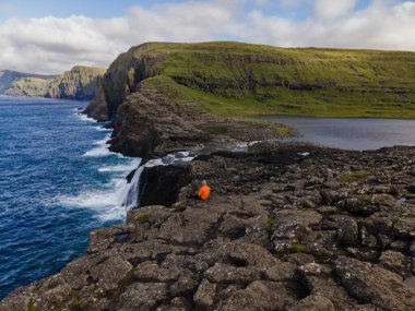 Vagar, Faroe Adalarındaki Bosdalafossur şelalesi ve Sorvagsvatn