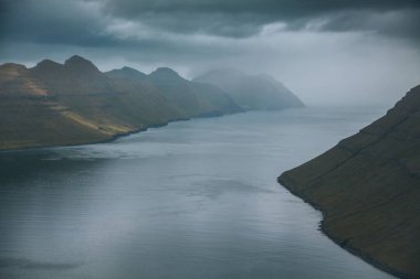 Faroe Adalarındaki Klakkur 'dan Kunoy ve Kalsoy' un manzarası