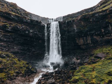 Faroe Adaları 'nda görülen Fossa Şelalesi