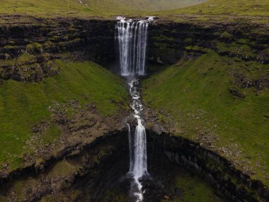Faroe Adaları 'nda görülen Fossa Şelalesi