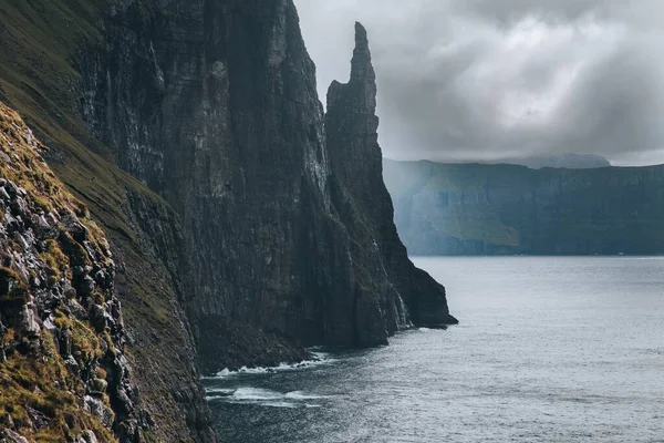 Trollkonufingur Sea Stack Vagar Ilhas Faroé — Fotografia de Stock