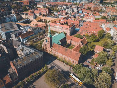 Aarhus, Danimarka 'daki Bayan Kilisemiz.)