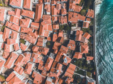 Budva 'nın Karadağ' daki Eski Kentine insansız hava aracı görüşü