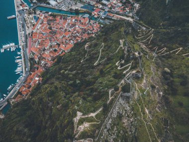 Karadağ 'ın Kotor kentindeki San Giovanni Kalesi insansız hava aracı manzaralı