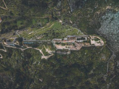 Karadağ 'ın Kotor kentindeki San Giovanni Kalesi insansız hava aracı manzaralı