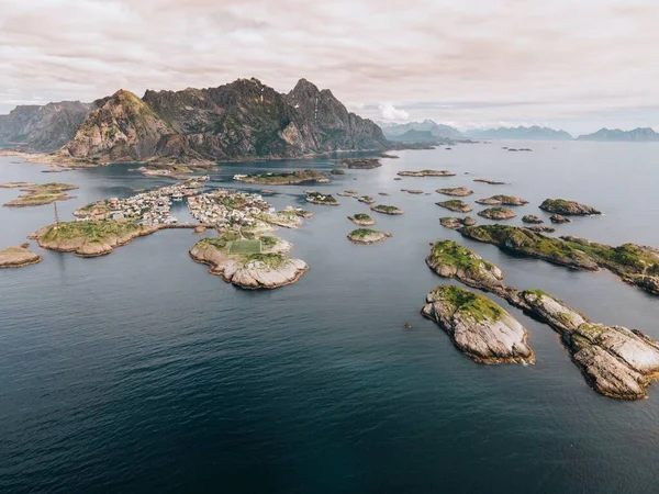 ノルウェーのロフテン諸島におけるヘニングスヴァーの眺め — ストック写真