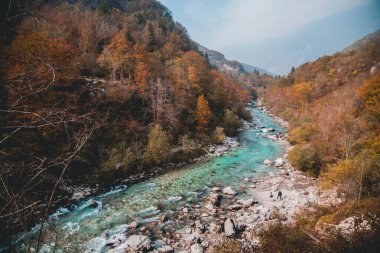 Slovenya 'daki Soca Nehri' nin insansız hava aracı görüntüsü