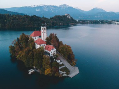 Slovenya 'nın başkenti Bled' de Maria 'nın Hacı Kilisesi' nin insansız hava aracı görüşleri