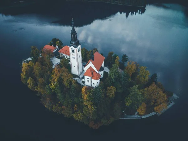 Drone Views Pielgrzymka Kościoła Wniebowzięcia Najświętszej Marii Panny Bled Słowenia — Zdjęcie stockowe