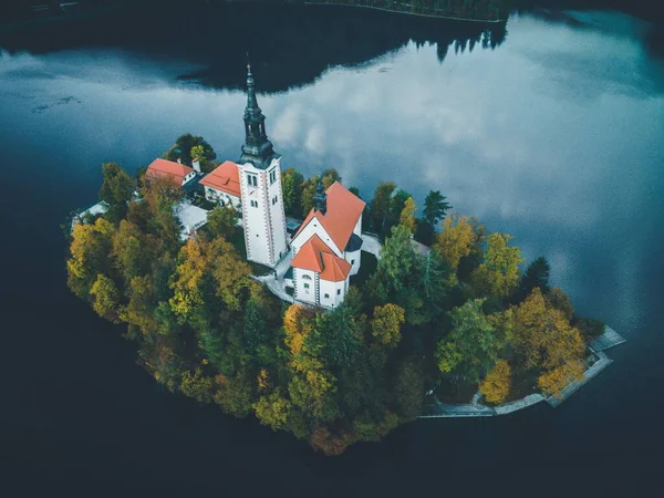 Вид Беспилотника Паломническую Церковь Успения Марии Бледе Словения — стоковое фото
