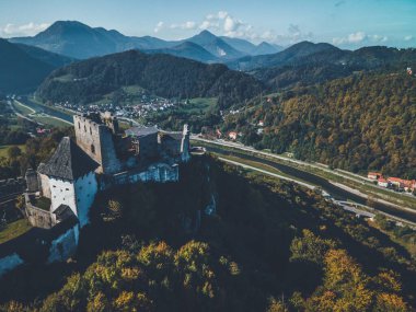 Slovenya 'daki Celje şatosunun insansız hava aracı görünümü