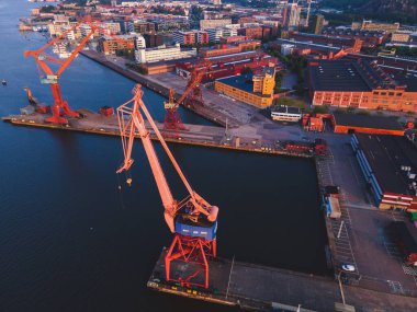 Gün doğumunda İsveç Göteborg 'da vinçler görüldü.