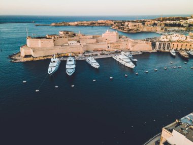 Valletta, Malta 'da gün batımı drone görünümleri