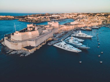 Valletta, Malta 'da gün batımı drone görünümleri