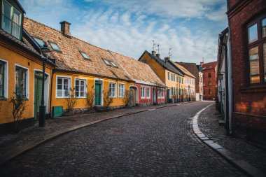 İsveç 'in Lund kentindeki kaldırım taşlı sokaklara bakın.