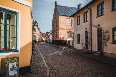 İsveç 'in Lund kentindeki kaldırım taşlı sokaklara bakın.