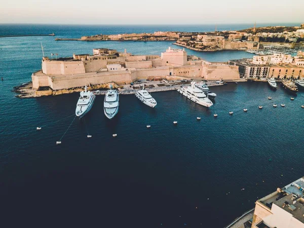 Valletta, Malta 'da gün batımı drone görünümleri