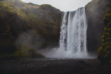 İzlanda 'nın güney kıyısında Skogafoss Şelalesi