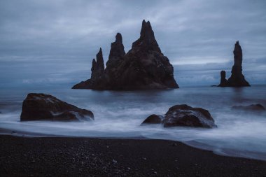 İzlanda 'nın güney kıyısındaki Reynisfjara Sahili manzarası