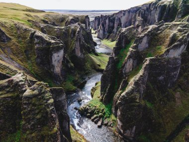 İzlanda 'nın güney kıyısındaki Fjadrargljufur Kanyonu