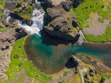 İzlanda Dağları 'ndaki Hjalparfoss Şelalesi