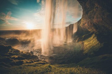 İzlanda'nın güney kıyılarında üzerinde seljalandsfoss şelale