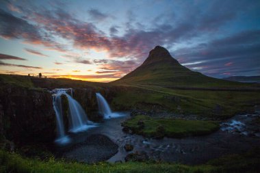 Kirkjufell ve Kirkjulsfoss İzlanda 'daki Snaefelness Yarımadasında