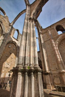 Lizbon 'daki Carmo Manastırı, çatısı olmayan kilise.