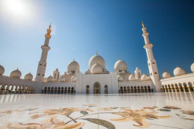 Abu Dabi 'deki Şeyh Zayed Camii' nin etrafından görüntüler