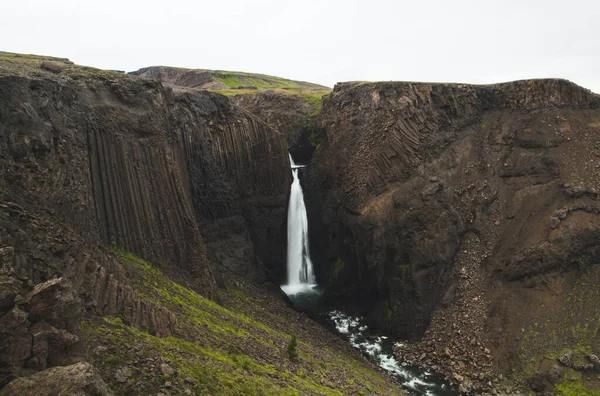 Водопад Литлансфосс Востоке Исландии — стоковое фото