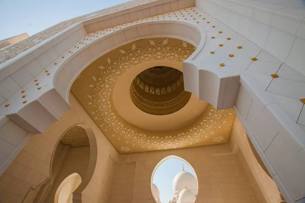 Погляд Поміж Мечеті Шейха Заєда Абу Дабі — стокове фото