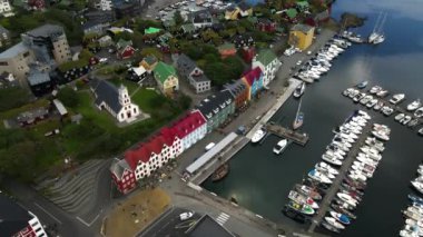 İHA ile Faroe Adalarındaki Torshavn üzerinde uçuş