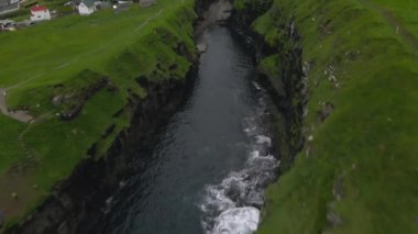 Faroe Adalarındaki Eysturoy 'daki Gjogv Doğal Limanı