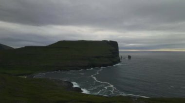 Risin og Kellingin, Faroe Adaları