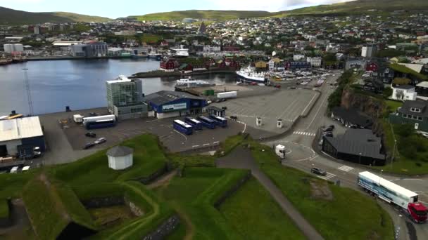Voo Sobre Torshavn Nas Ilhas Faroé Por Drone — Vídeo de Stock