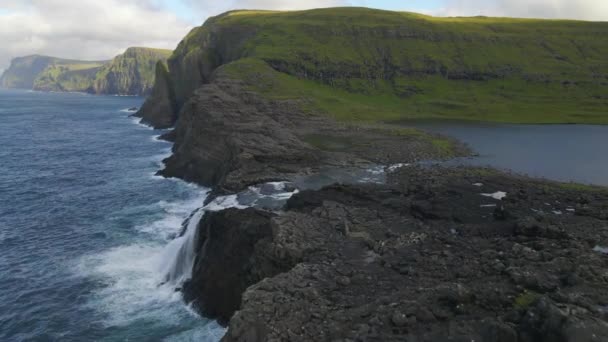 Faroe Adalarındaki Vagar Daki Bosdalafossur Şelalesi — Stok video